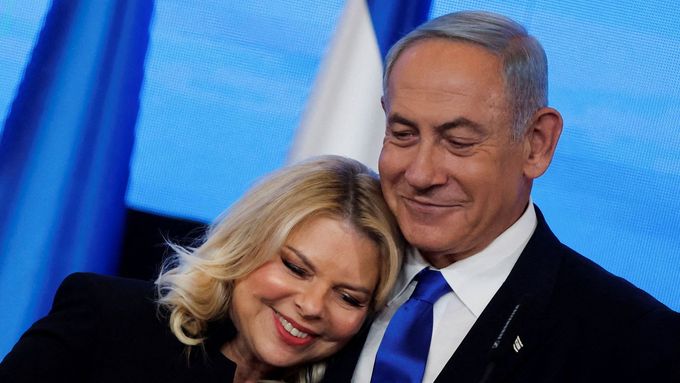 Benjamin Netanjahu se svou manželkou Sarou během sčítání hlasů.