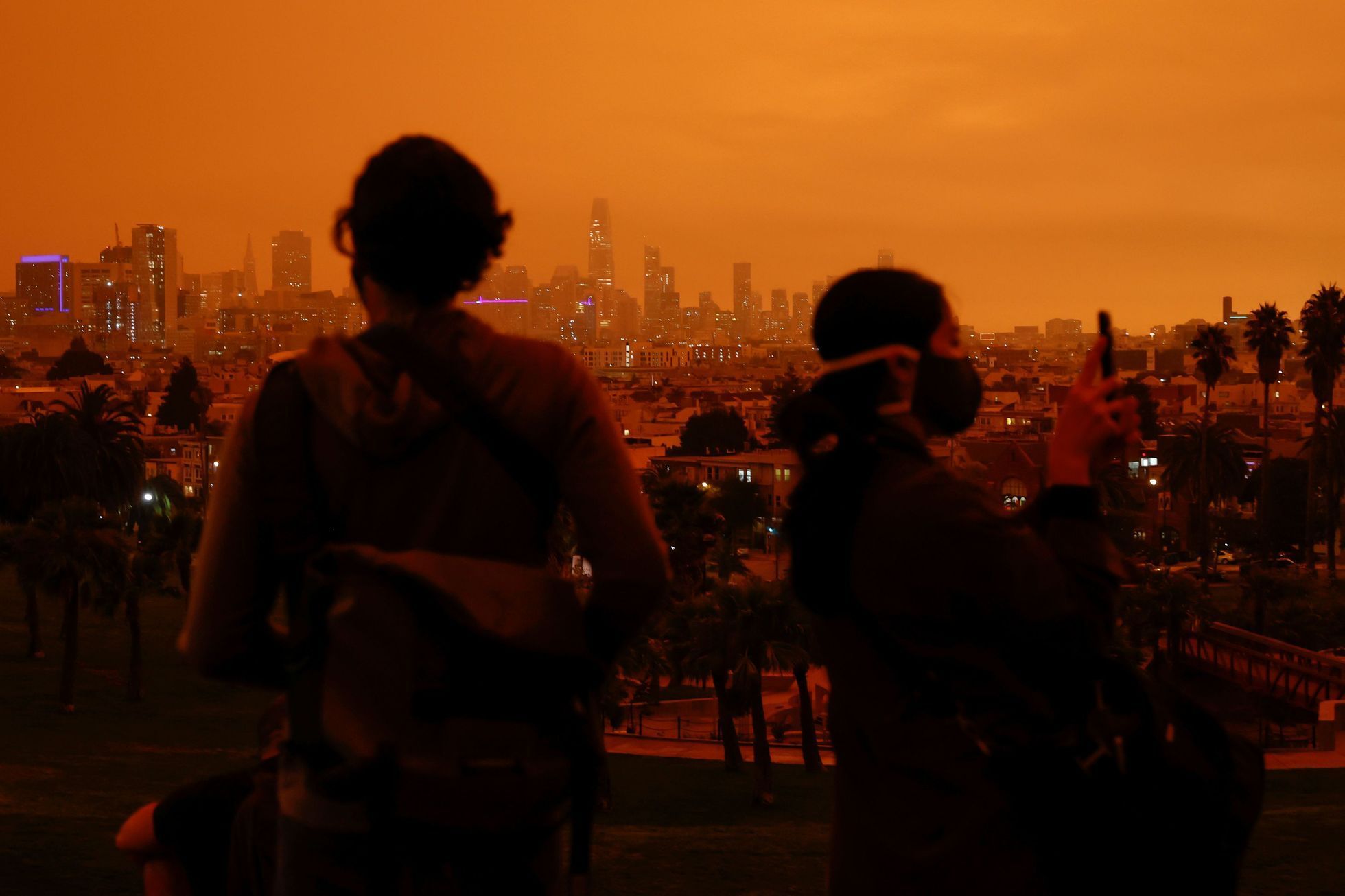 Požáry v Kalifornii zahalily San Francisco do rudé tmy.