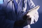 V Česku pracuje 400 lékařů z ciziny bez potřebných zkoušek, varuje komora