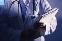 Policie obvinila tři lékaře nymburské nemocnice ze smrti pacienta, diabetikovi týden nedali inzulin