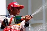 Lewis Hamilton oslavuje druhé místo ve Velké ceně Evropy