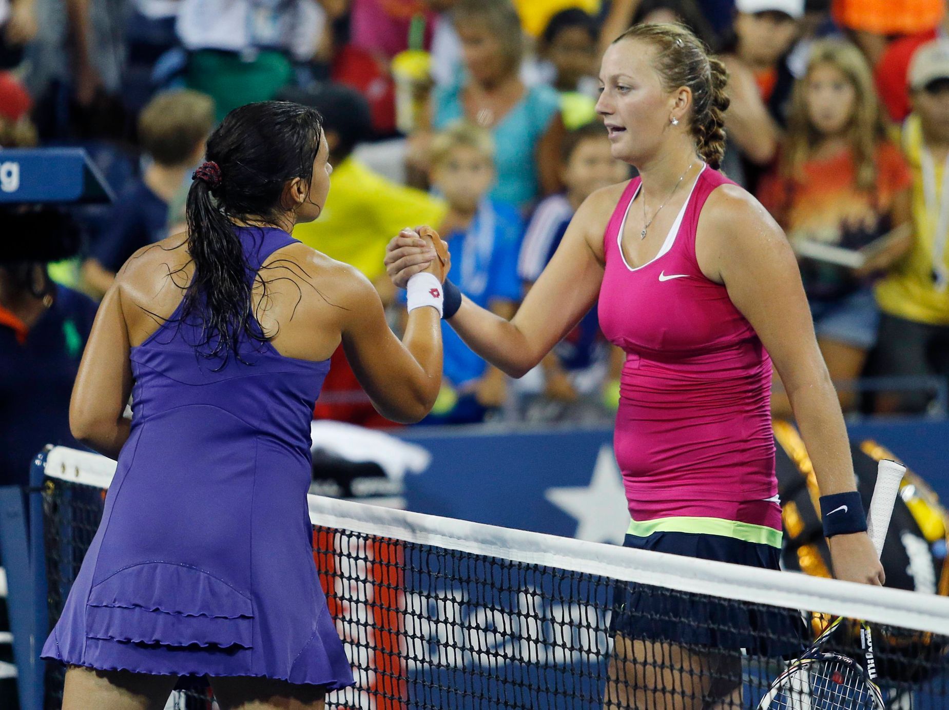 Petra Kvitová blahopřeje Marion Bartoliové v osmifinále US Open