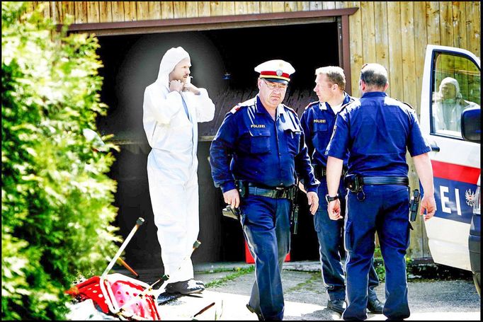 Policie provádí vyšetřování domu v Amstettenu, kde Josef Fritzl 24 let věznil svou dceru Elisabeth v sklepě a zplodil s ní sedm dětí.