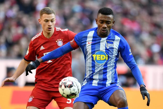 Soccer Football - Bundesliga - Bayern Munich v Hertha BSC - Allianz Arena, Munich, Germany - February 23, 2019  Hertha Berlin's Salomon Kalou in action with Bayern Munich