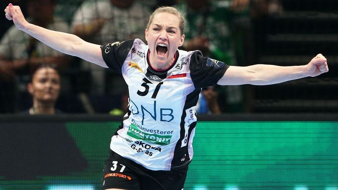 Česká házenkářka Jana Knedlíková jásá poté, co v dresu Vipers dala gól ve vítězném finále Ligy mistryň 2022