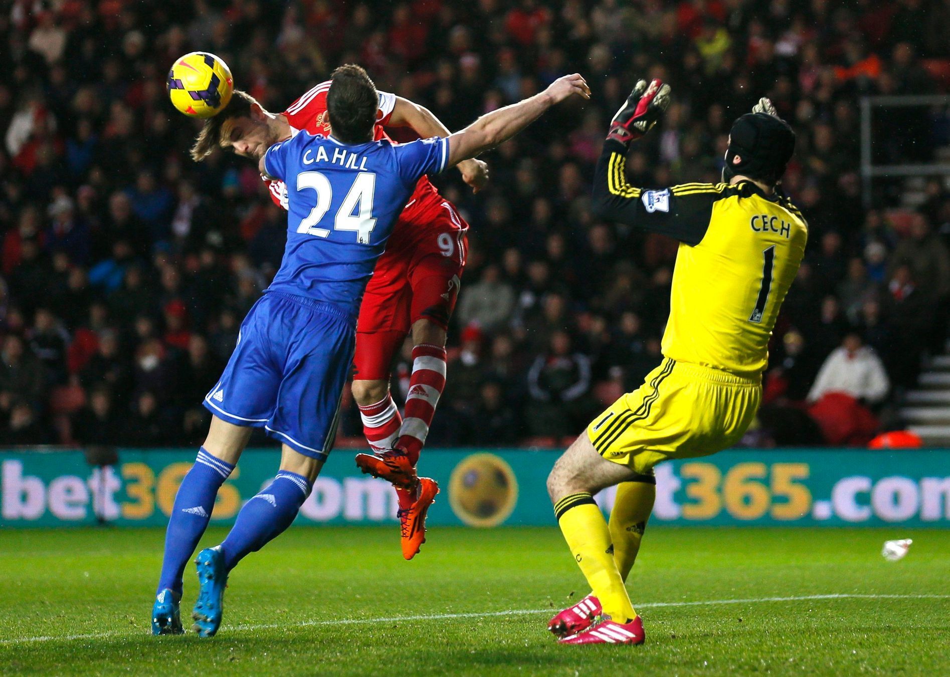 Southampton's Rodriguez challenges Chelsea's Cahill and Cech in Southampton