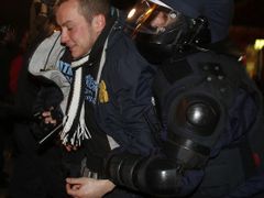 Při střetech před parlamentem v Sofii byli i zatčení a zranění.