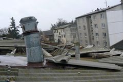 Českem se hnal silný vítr, zastavoval vlaky. Hrozí i povodně