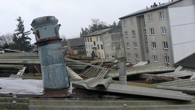 Poškozená střecha bytového domu na Tachovsku.