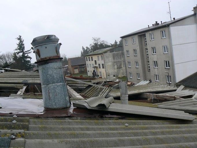 Poškozená střecha bytového domu na Tachovsku.