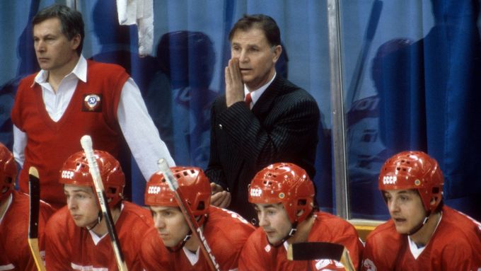 Viktor Tichonov na lavičce sovětského národního mužstva v roce 1988