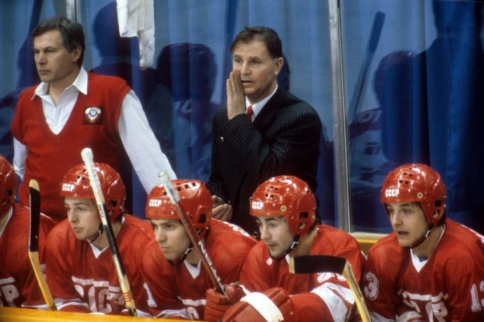 Viktor Tichonov na střídačce sborné (1988)