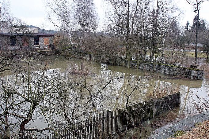 Zahrádky a dvorky jsou pod vodou. Voda ale už nestoupá