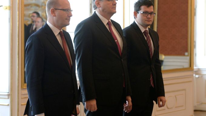 Premiér Bohuslav Sobotka s novými ministry Miloslavem Ludvíkem a Janem Chvojkou (zleva).