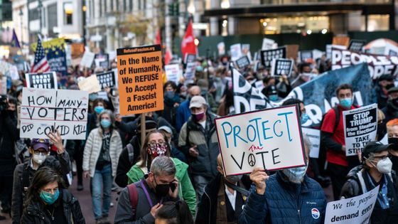 Napětí v USA roste. Sčítači hlasů jsou vyčerpaní, policie musela krotit demonstranty