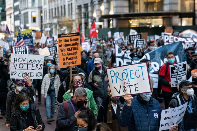 Na jiných místech napříč Spojenými státy se naopak protestuje proti snaze Donalda Trumpa zastavit sčítání hlasů v několika státech.