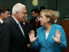 Prezident na summitu ve společnosti německé kancléřky Angely Merkelové.