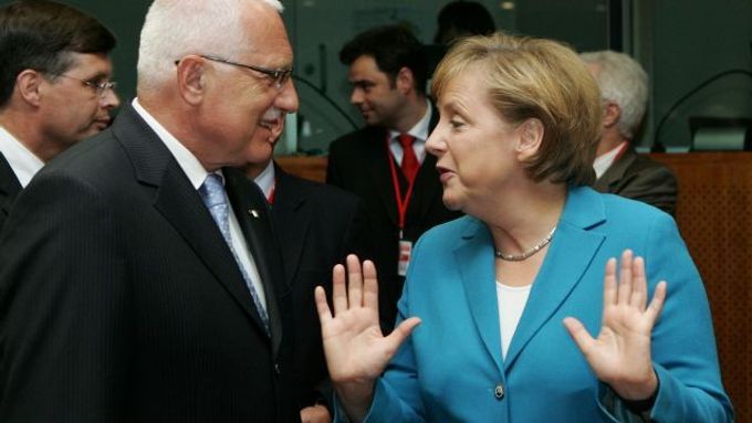 Prezident na summitu ve společnosti německé kancléřky Angely Merkelové.