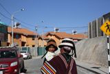 Místo rozhodně nevypadá jako typická vesnice v jihoamerických Andách. Vyasfaltované pravidelné ulice a stejné domy kontrastují s kulturou domorodého obyvatelstva.