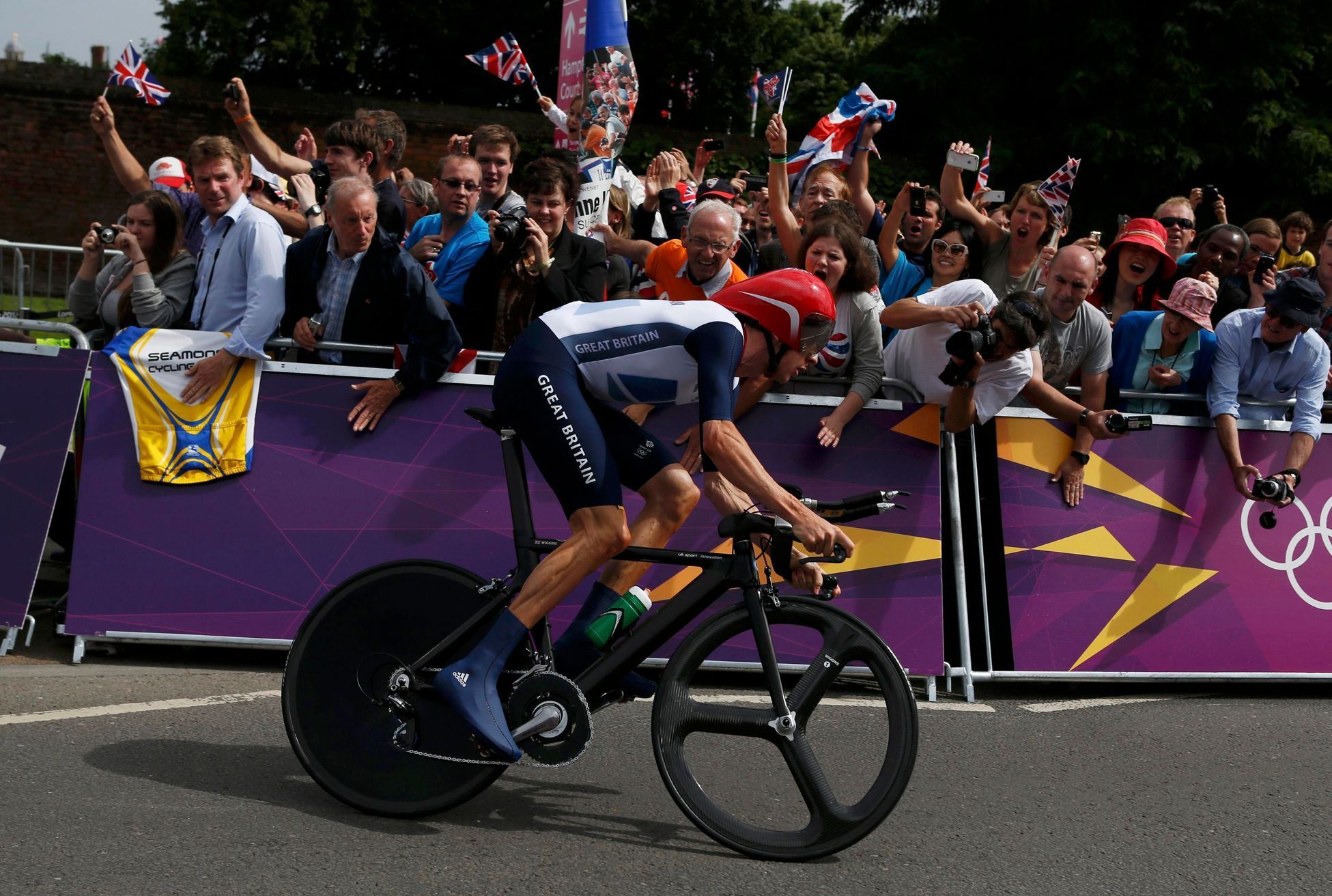 Britský cyklista Bradley Wiggins jede individuální časovku na OH 2012 v Londýně.