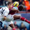 Carltona Cole a Gary Cahill bojují o míč v utkání West Ham - Chelsea
