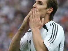 Němec Miroslav Klose slaví svůj vyrovnávací gól v zápase s Argentinou.