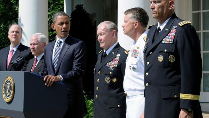 Generál Dempsey stojí po Obamově levici, generál Odierno první zprava
