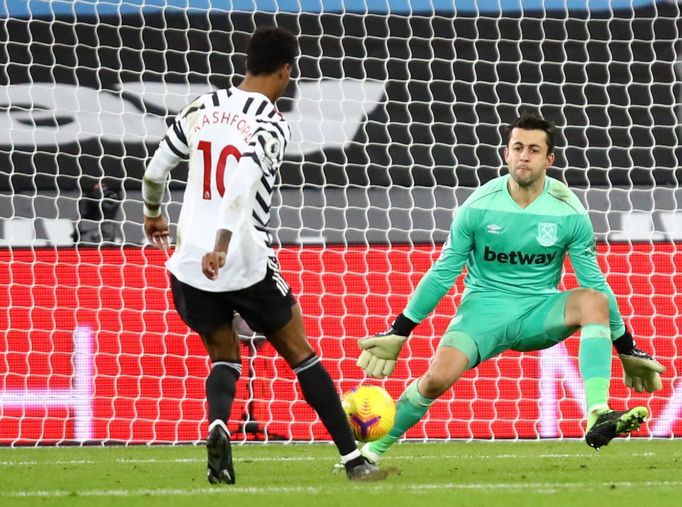 11. kolo anglické Premier League, West Ham - Manchester United: Marcus Rashford dává gól na 1:3.