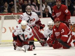 K výhře Detroitu nad Carolinou 5:2 přispěl Dominik Hašek 15 úspěšnými zákroky, Jiří Hudler zase třemi asistencemi.