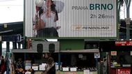 Namísto toho se cestující snadno dozví o ještě dražší přepravě Pendolinem.