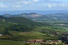 Tato impozantní stavba protíná úbočí vrchu Kubačka (543 m), na kterém je z dálky vidět čedičový lom.
