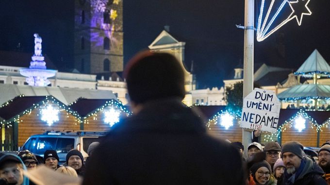 Dům umění nedáme, jmenuje se iniciativa, která tento týden uspořádala protestní akci před ohroženou galerií na náměstí Přemysla Otakara II.