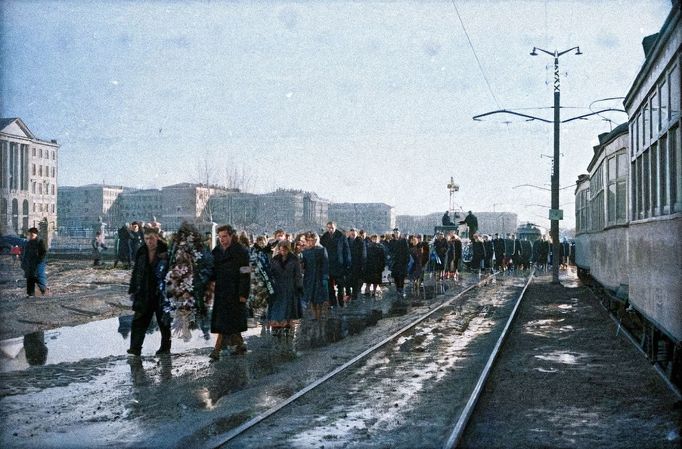 Snímek z pohřebního průvodu zahynulých členů Ďatlovovy výpravy.