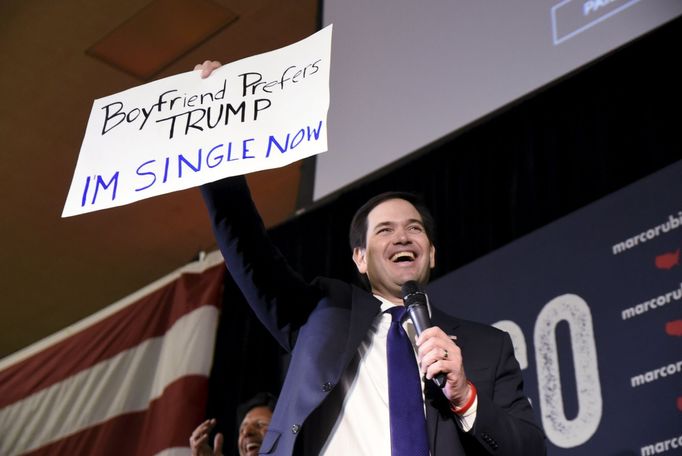 "Přítel upřednostňuje Trumpa, nyní jsem single." Marco Rubio drží plakát jedné ze svých fanynek.