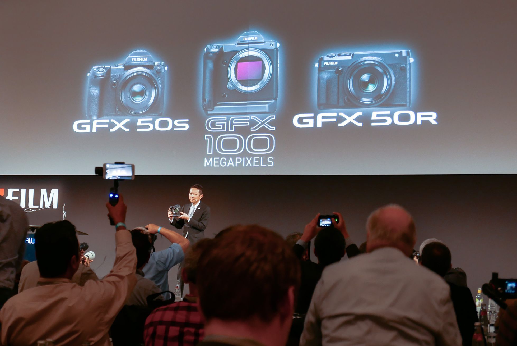 Nové fotoaparáty od Fujifilmu (GFX 50R a koncept GFX100). Model GFX50s byl představen na Photokině 2016.