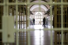 Ať se mladí lékaři cvičí na vězních, navrhuje ministerstvo