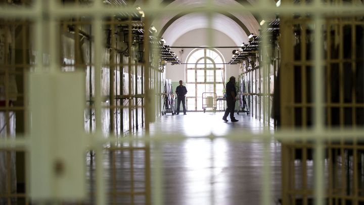 Muže obviněného z vraždy manželky musela policie propustit, úřednice udělala chybu