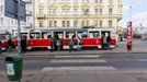 Nástupní ostrůvek na tramvajové zastávce je příliš úzký. Navíc není bezbariérový.