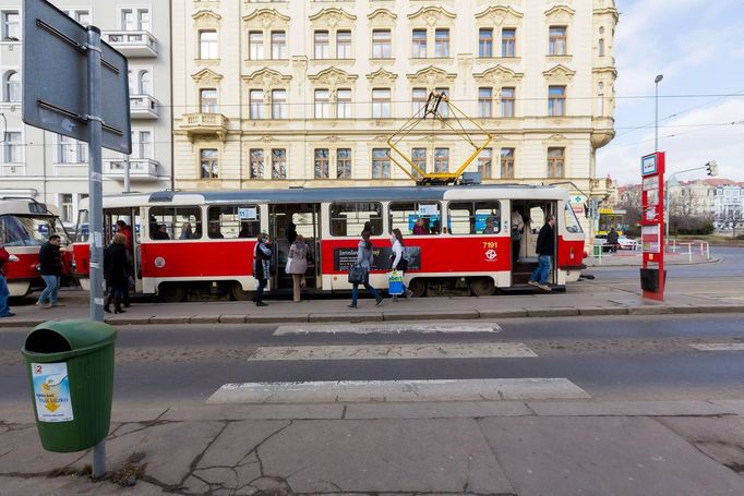 Nástupní ostrůvek na tramvajové zastávce je příliš úzký. Navíc není bezbariérový.