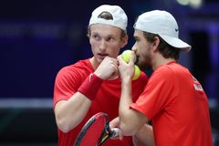 Tenisté v Argentině prohráli i čtyřhru, finálový turnaj Davis Cupu bude bez nich
