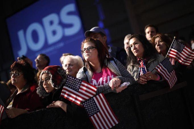 Supporters of U.S. Republican presidential nominee and former Massachusetts Governor Mitt Romney listen to remarks at a campaign rally in Newport News, Virginia, November 4, 2012. REUTERS/Jim Young (UNITED STATES - Tags: POLITICS ELECTIONS USA PRESIDENTIAL ELECTION) Published: Lis. 5, 2012, 3:48 dop.