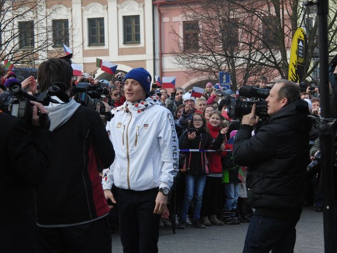 Biatlonista Ondřej Moravec přijel ukázat své tři olympijské medaile do Letohradu, kde vyrůstal a závodil.