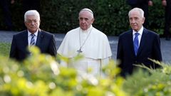 Palestinian President Abbas, Pope Francis and Israeli President Peres arrive in the Vatican Gardens to pray together at the Vatican