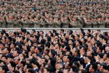 Oproti tradičním vojenským přehlídkám v Pchjongjangu byl úterní průvod zcela civilní.