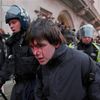 Britští studenti se v centru Londýna perou s policií