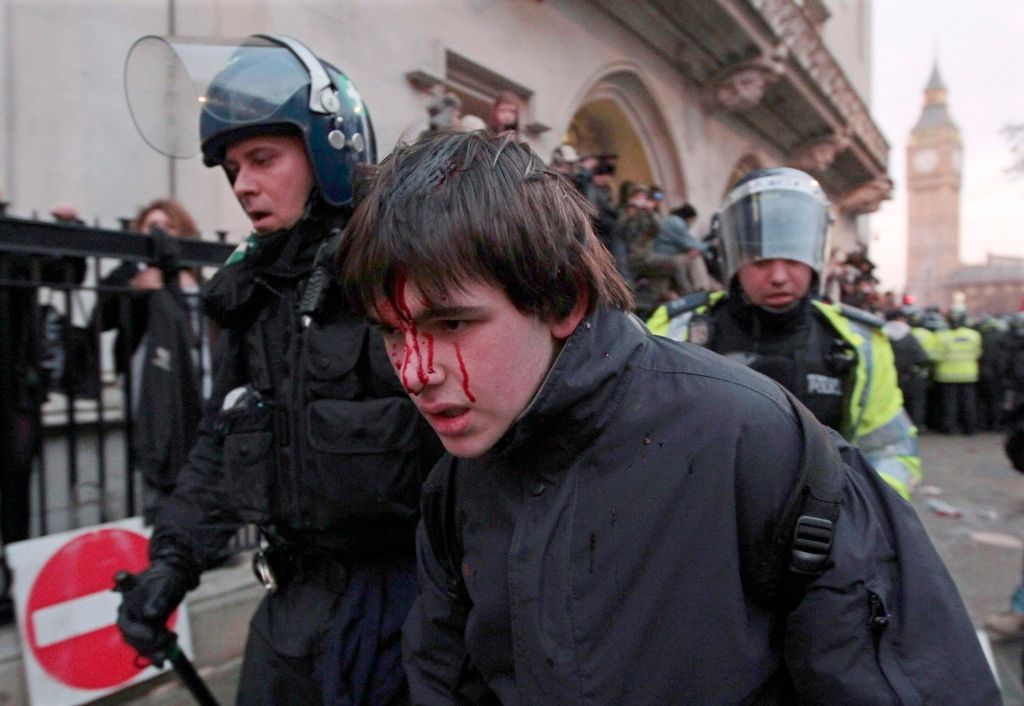 Britští studenti se v centru Londýna perou s policií