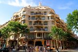 La Pedrera je dílem architekta Antonia Gaudího a stejně jako většinu jeho staveb bychom ji našli v Barceloně. Secesní budova dnes slouží jako sídlo banky a rovněž jako kulturní centrum s kavárnou.