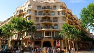 La Pedrera je dílem architekta Antonia Gaudího a stejně jako většinu jeho staveb bychom ji našli v Barceloně. Secesní budova dnes slouží jako sídlo banky a rovněž jako kulturní centrum s kavárnou.