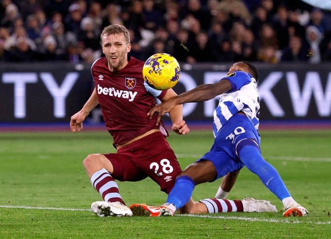 Tomáš Souček v zápase West Hamu proti Brightonu.