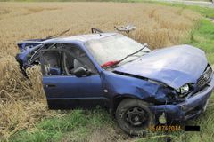 Toyota letěla desítky metrů, řidič na místě zemřel